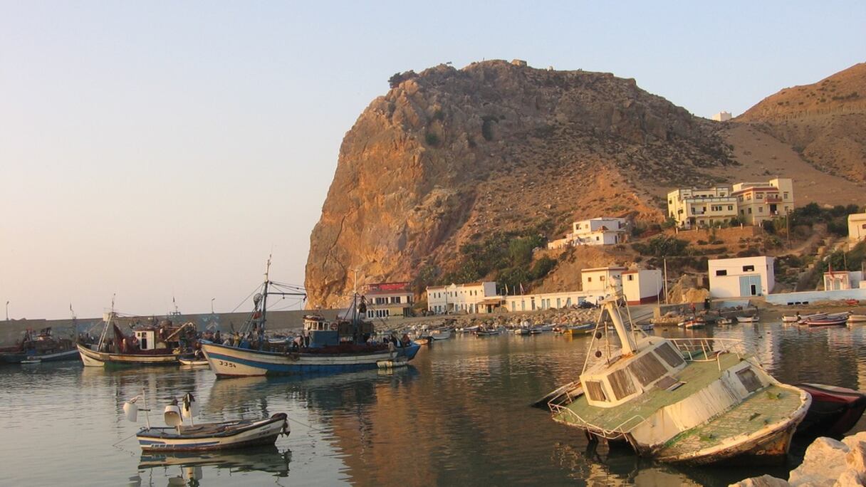 Entre Tanger et Saïdia, le petit port d’El Jebha est un cap qui forme une sorte d’avancée des montagnes du Rif dans la Méditerranée. 
