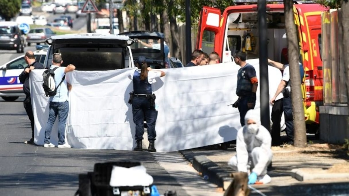 Le corps d'une victime renversée par un homme à Marseille est évacué le 21 août 2017. 
