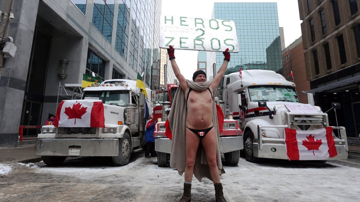 Un manifestant brandit une pancarte alors que des manifestants continuent de protester contre les mesures restrictives dues au Covid-19, le 12 février 2022 à Ottawa, au Canada.
