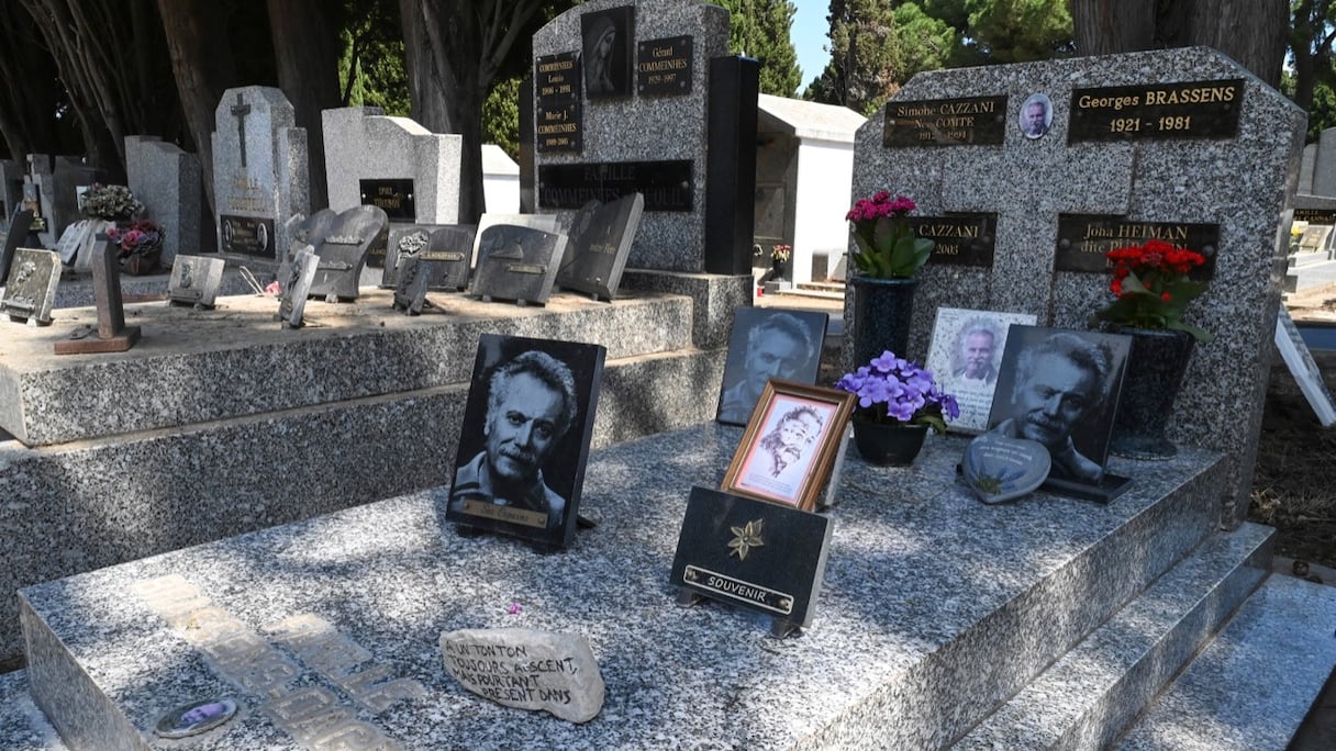Les portraits du chanteur français Georges Brassens sur le caveau familial du cimetière de Sète, dans le sud de la France, le 11 juin 2021. Le chanteur, poète et musicien a vécu avec la communauté italienne à Sète, où un tiers des habitants sont d'origine italienne.