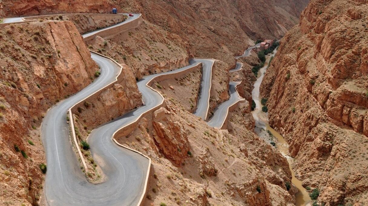 La vallée des gorges du Dadès, entre les douars de Boulemane et M'semrir (Souss-Massa) est longue de 25 km. Ses premiers habitants s'y sont installés pour la plupart au milieu du XIXe siècle, et venaient de centres urbains alentour, à l'époque de gros bourgs: Ouarzazate, Zagora, etc.
