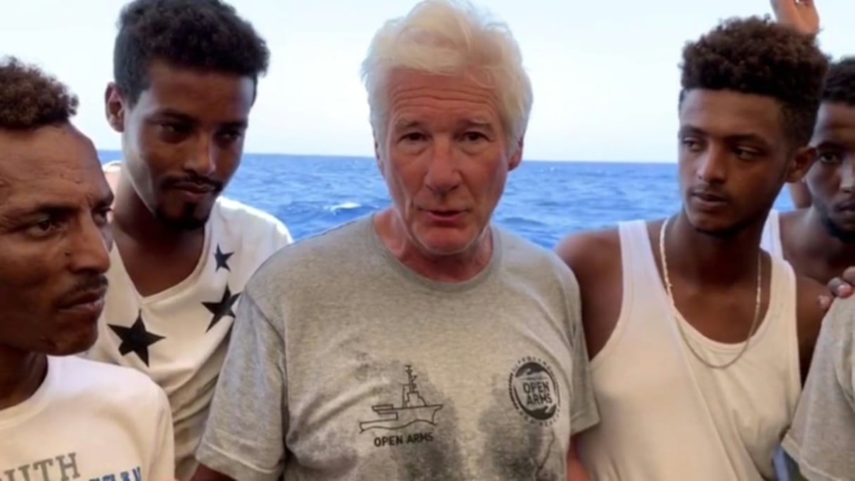 Extrait d'une vidéo de l'ONG espagnole Proactiva Open Arms, montrant l'acteur américain Richard Gere et des migrants à bord d'un navire affrêté par l'association, le 9 août 2019, dans la mer Méditerranée.
