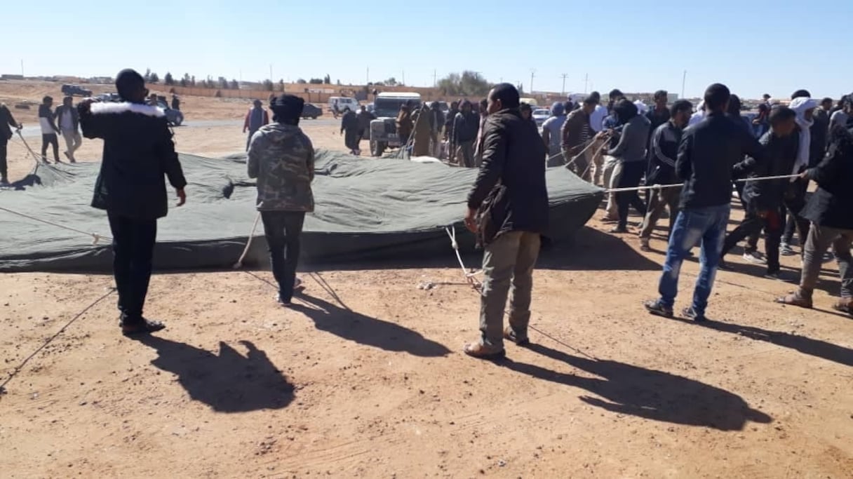 Ici, première tente dressée par les manifestants devant le QG du polisario, en prévision d'une escalade qui va crescendo. 
