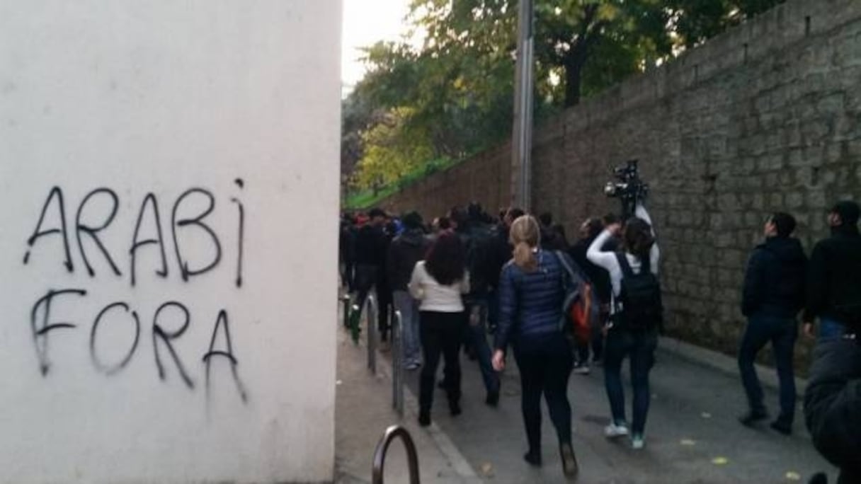 Une centaine de personnes, scandant "Arabes dehors!" et "On est chez nous!", ont de nouveau manifesté samedi à Ajaccio.
