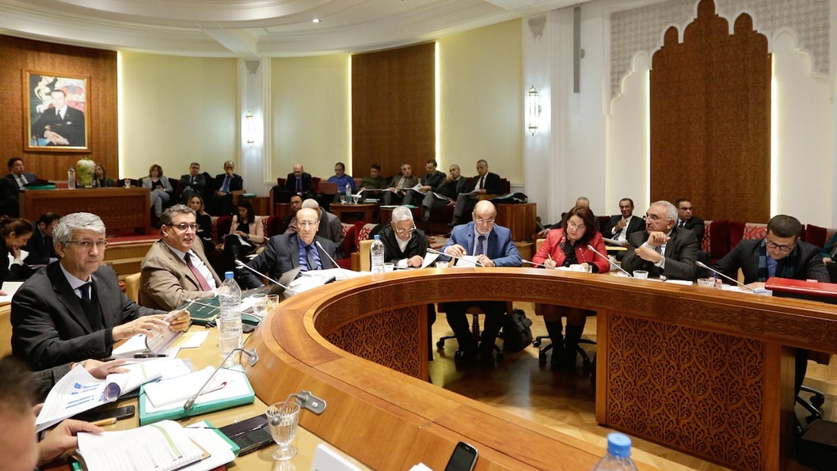 Le ministre de l'Agriculture, Aziz Akhannouch, devant les membres de la Commission des secteurs productifs à la Chambre des représentants. 
