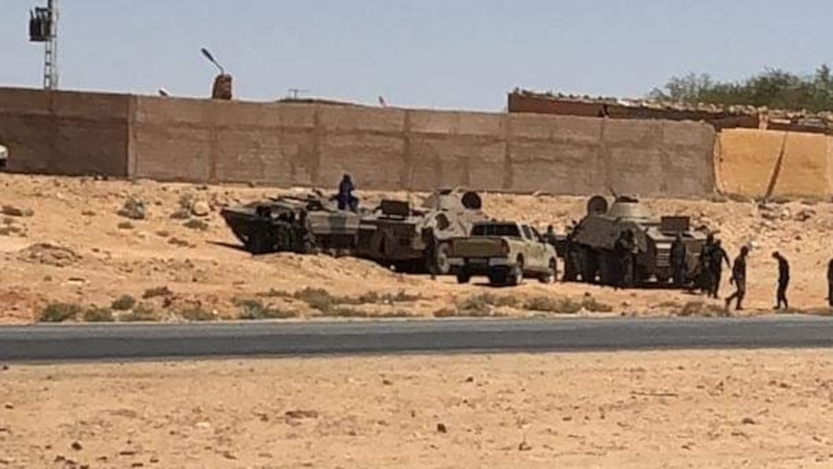 Photo des chars déployés par le polisario autour des manifestants. 
