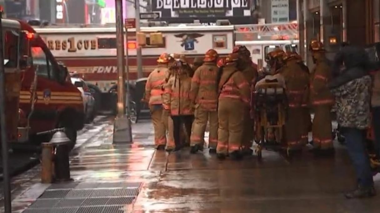 L'hélicoptère a heurté un immeuble de 50 étages, a annoncé le Fire Department de New York (FDNY). 
