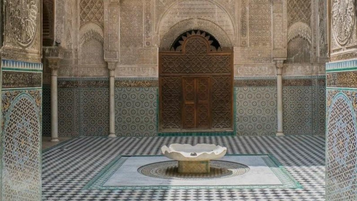Madrassat Al Attarine à Fès. Cette université coranique s'articule autour d'une cour fermée par des panneaux en dentelle de bois, témoin de la virtuosité des artistes marocains du Moyen Age.