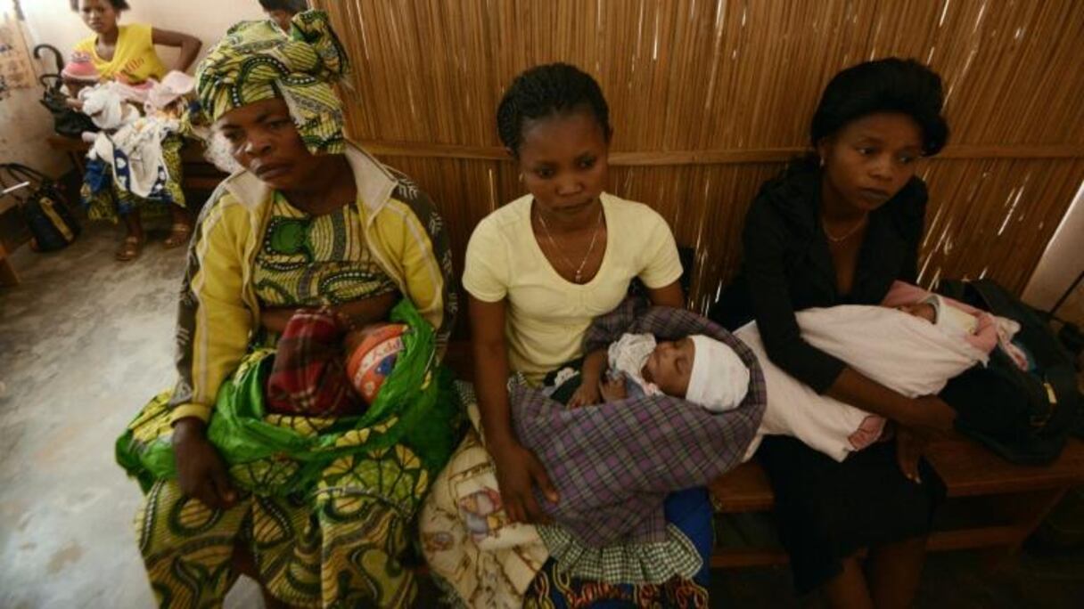 Des femmes attendent de faire vacciner leurs bébés contre le BCG à la maternité de Noki II à Mbanza-Ngungu, en RDC.