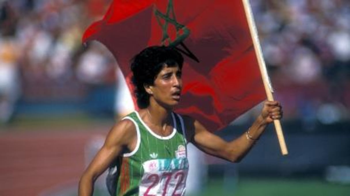 Naoual El Moutawakil devient la première femme arabe et africaine à monter sur la plus haute marche d’un podium olympique.
