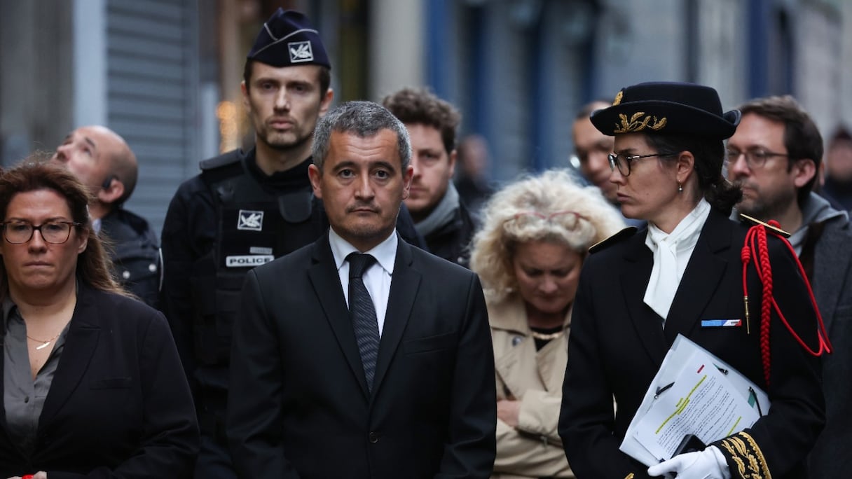 Le ministre français de l'Intérieur Gérald Darmanin (au centre) arrive sur le site où plusieurs coups de feu ont été tirés rue d'Enghien dans le 10e arrondissement, à Paris le 23 décembre 2022.
