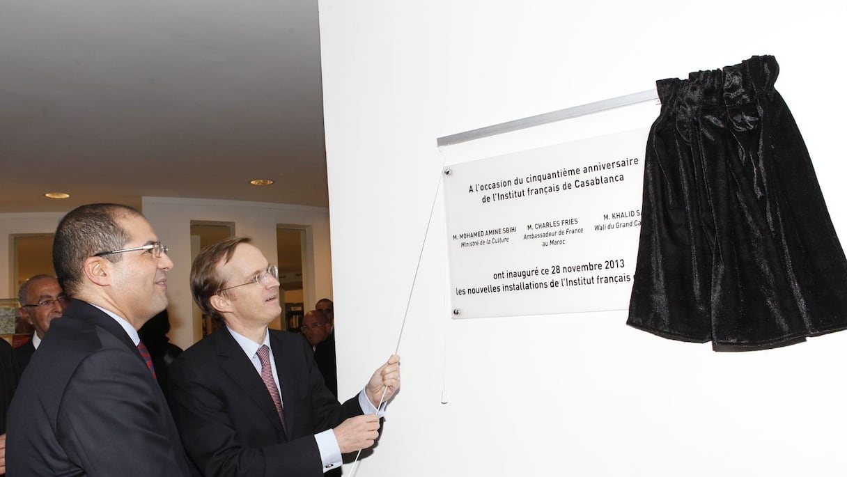 Grand moment d'émotion lorsque Charles Fries et Khalid Safir inaugurent ensemble la plaque commémorative de ce cinquantième anniversaire de l'Institut français de Casablanca.
