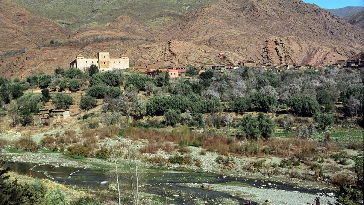 Oued N'Fiss à Tinmel (au loin, la mosquée du même nom), Haut Atlas. Cet oued, qui prend sa source sur le flanc oriental du jbel Tichka, traverse ce douar, berceau de la dynastie almohade. Ibn Toumert s'y installa en 1123 pour créer un mouvement politico-religieux afin de renverser les Almoravides.
