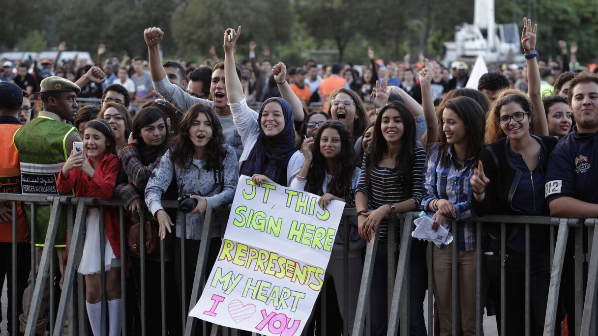 Justin Timberlake était très impatiemment attendu par ses fans, vendredi, devant la scène de l'OLM Souissi, et les plus fervents, très nombreux, sont venus très tôt guetter l'apparition de la star américaine, munis de pancartes passionnément colorées.  
