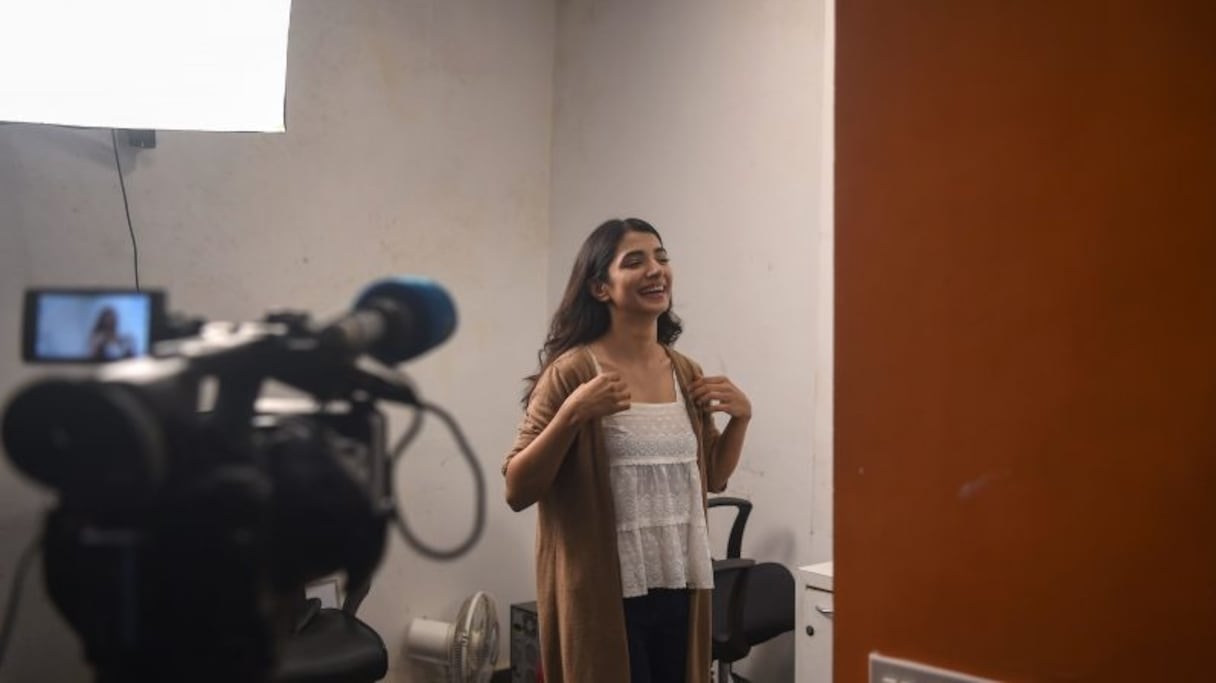 L'actrice bollywoodienne Malhaar Rathod, ici en tournage, fait partie des chanceuses: elle est devenue un visage familier des téléspectateurs indiens.
