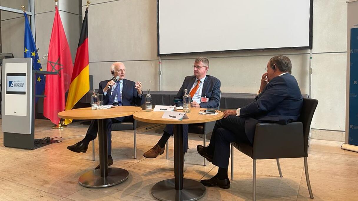 André Azoulay, conseiller du roi Mohammed VI, prend la parole au Bundestag, à Berlin, le 18 octobre 2022. 
