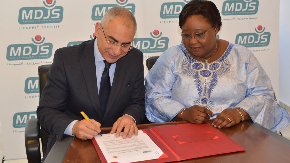 Younès El Mechrafi, DG de la MDJS, et Amélie Tamboura, DG de la Loterie Nationale Burkinabé, lors de la signature de la convention de partenariat.
