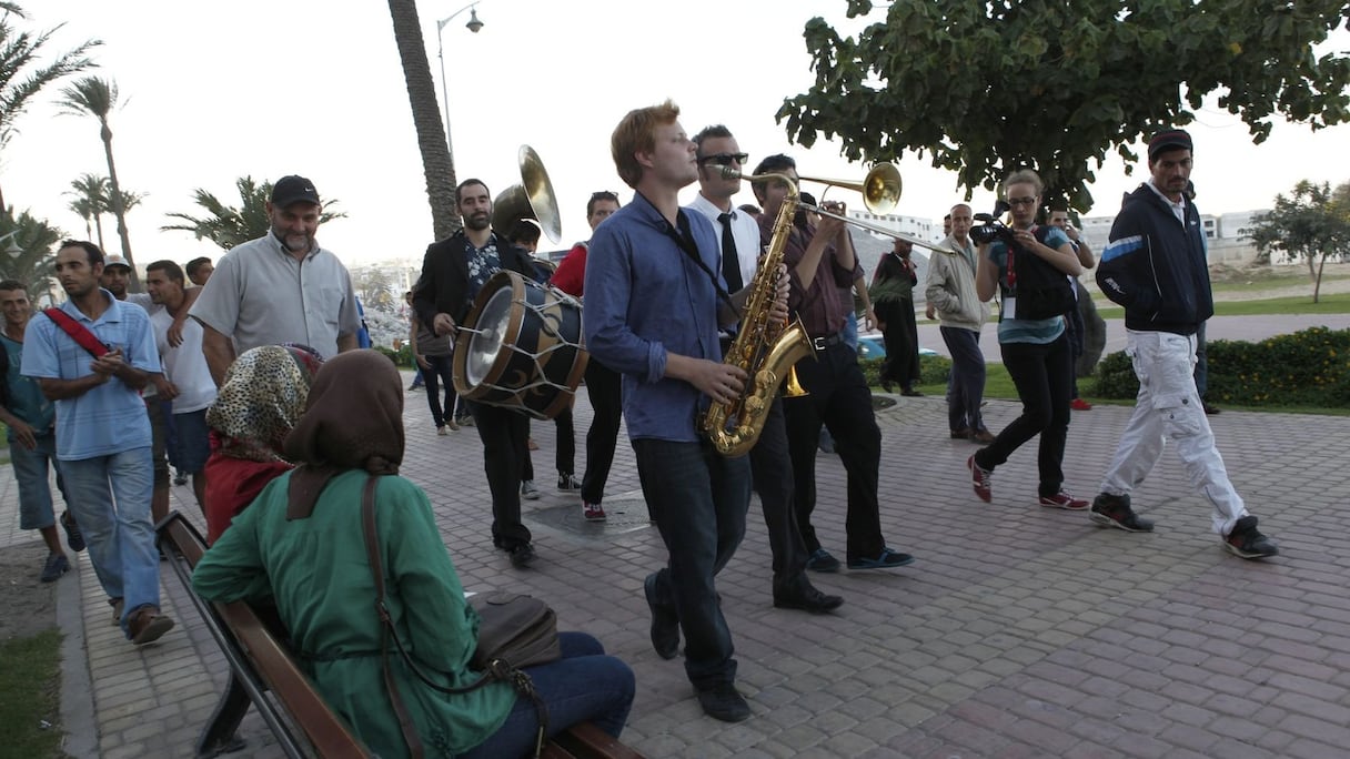 Batunga, accompagné de ses fidèles Subprimes, sillonne les rues de Tanger pour offrir aux festivaliers un spectacle de street-jazz inédit
