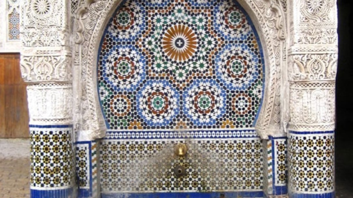 Fontaine Nejjarine, près du Fondouk éponyme, Fès. Pensez à vous rafraîchir et à vous hydrater. 
