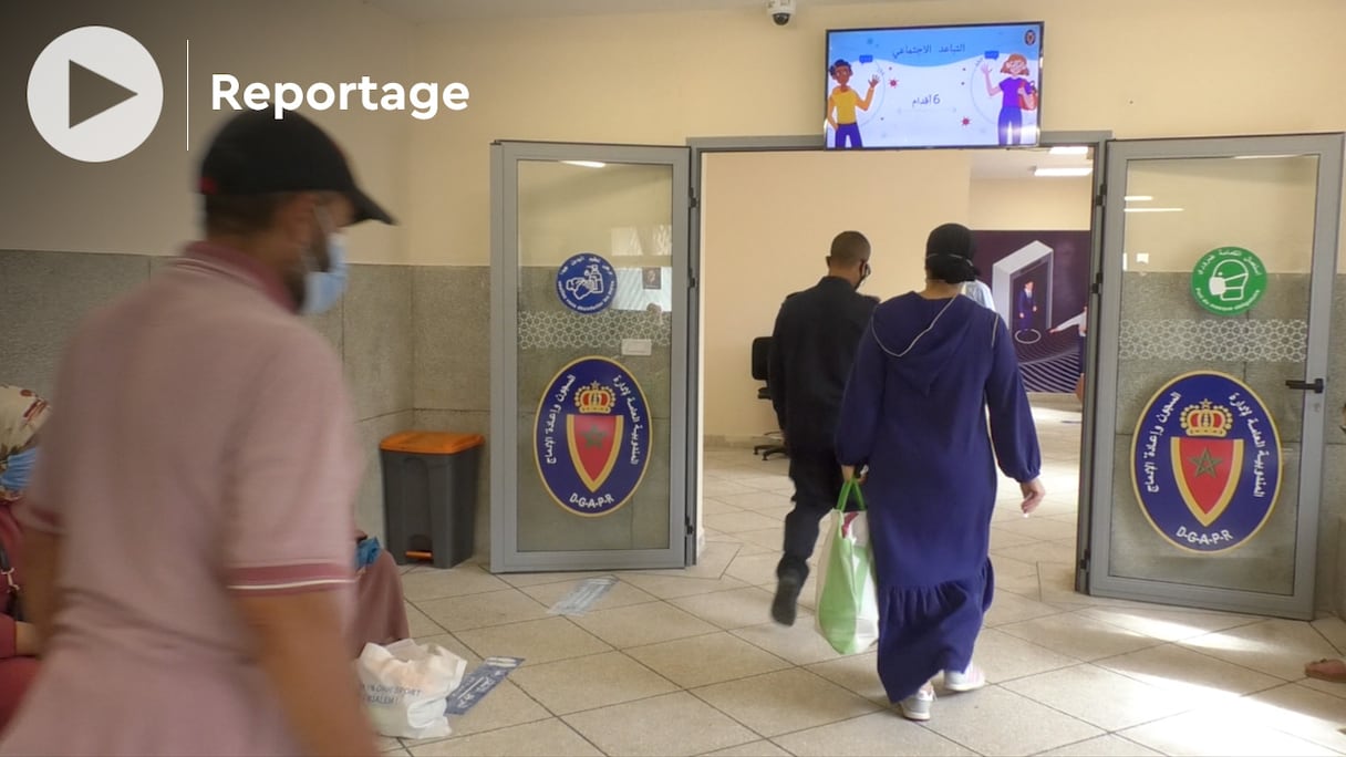 Au centre de réforme et de rééducation d’Aïn Sebaâ, à Casablanca, les familles amènent le panier-repas autorisé à l'occasion de l'Aïd al-Adha 1443, au membre de leur famille détenu.
