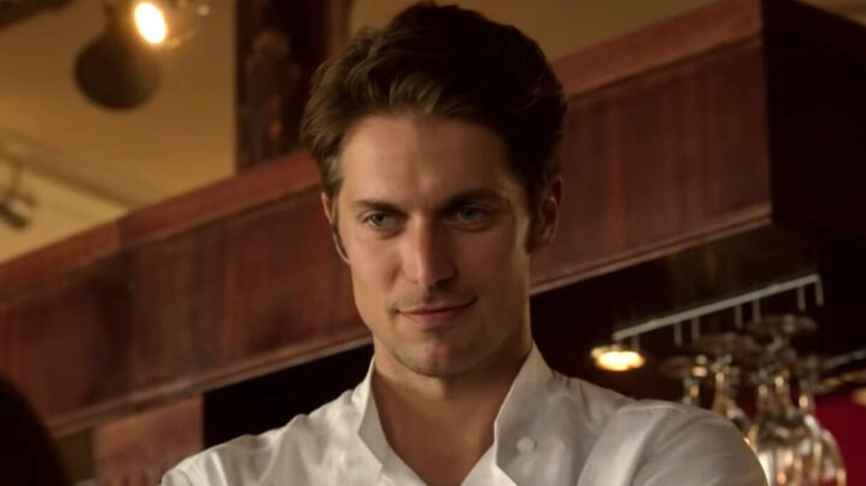Lucas Bravo, dans le rôle de Gabriel, chef cuisinier dans la série de Netflix «Emily in Paris».
