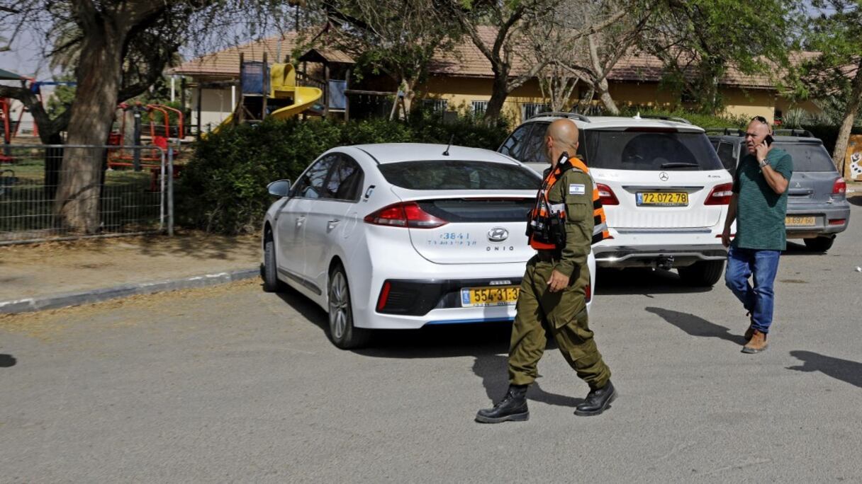 Des responsables israéliens inspectent un site après qu'un missile lancé depuis la Syrie a atterri dans le sud du Néguev en Israël, le 22 avril 2021. L'armée israélienne a ensuite frappé plusieurs cibles syriennes, a annoncé Tsahal.
