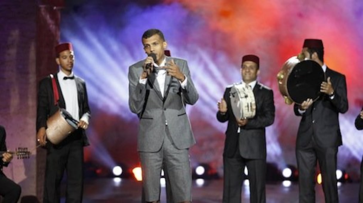 Accompagné d'un orchestre de maestros marocains, Stromae a entonné son véritable chef-d'oeuvre "Alors on danse", suivi par un public de fans qui connaissait la chanson par coeur et a accompagné l'artiste tout au long du morceau. 
