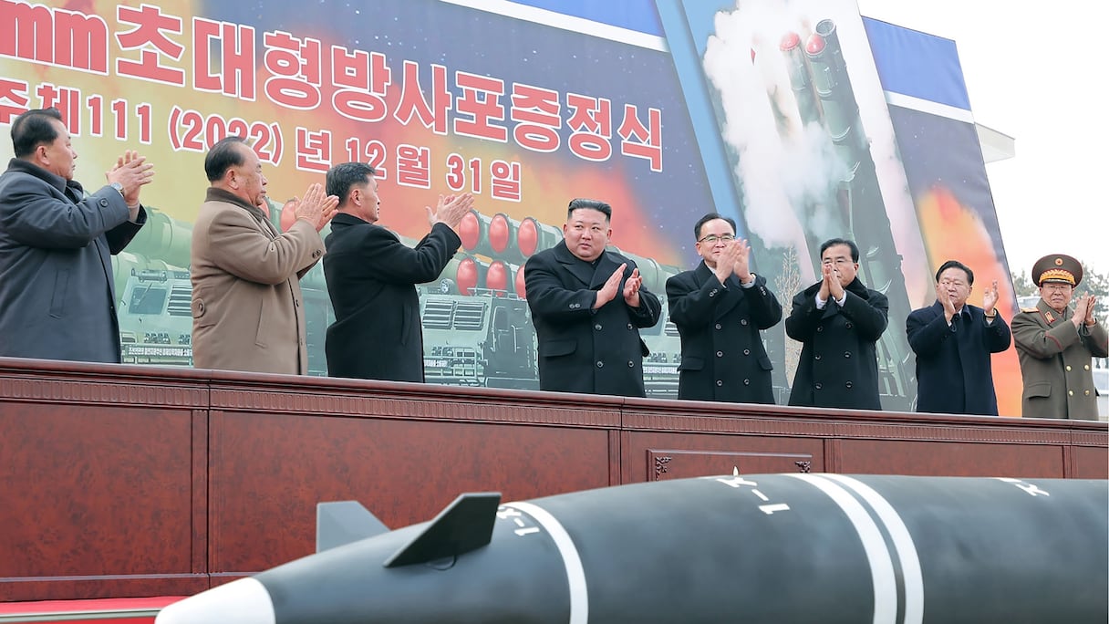 Le dirigeant nord-coréen Kim Jong Un assiste à une cérémonie de don d'un système de fusée à lancement multiple au siège du Comité central du Parti des travailleurs de Corée à Pyongyang, le 31 décembre 2022.
