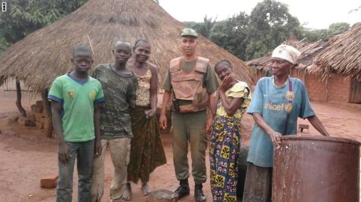 L’Adjudant-Chef Moubarak Aziz avec des habitants centrafricains.
