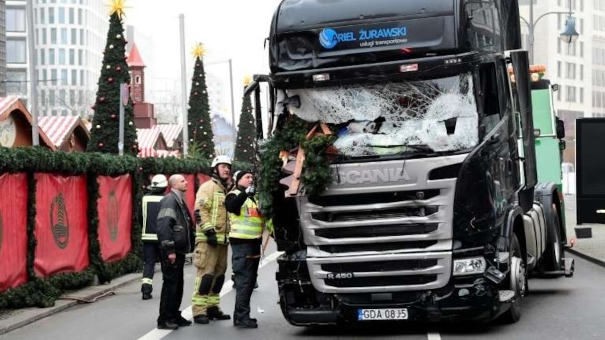 Le camion qui a foncé sur la foule, examiné par les enquêteurs.
