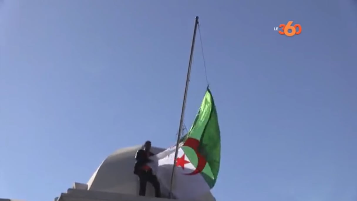 Plus d'une centaine de personne ont participer à la manifestation tenue devant le Consulat d'Algérie à Casablanca le 1er novembre dernier
