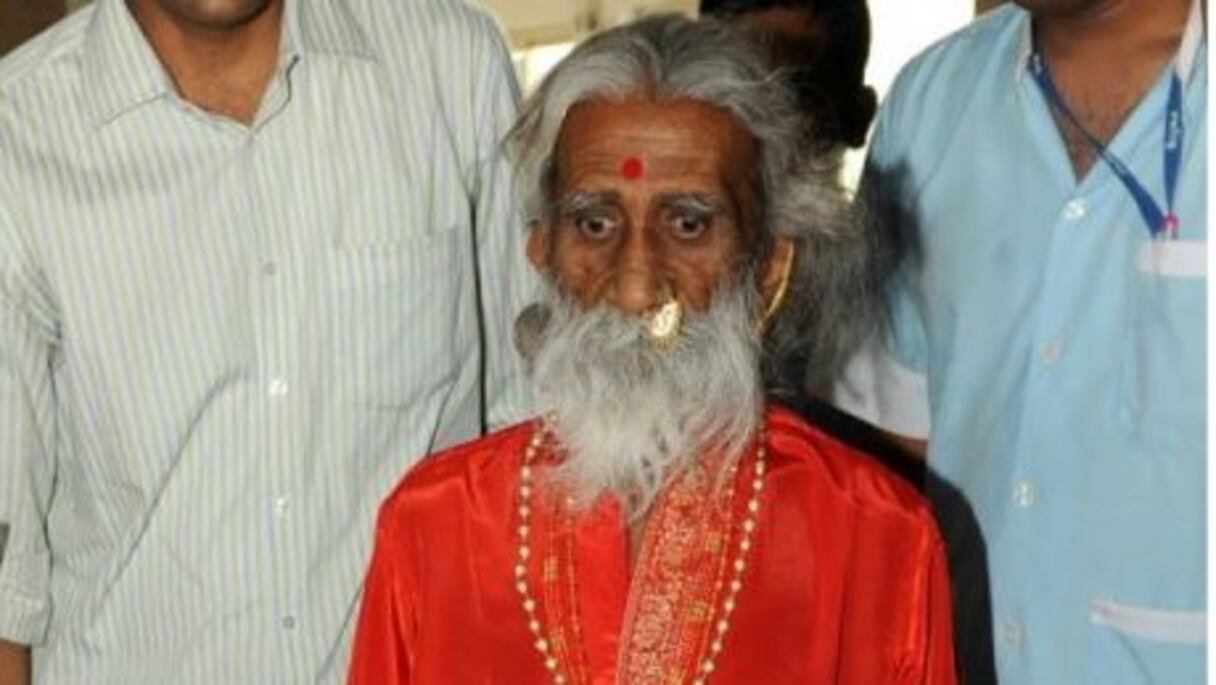 Prahlad Jani, yogi indien, affirmait n'avoir ni mangé ni bu pendant 80 ans, il est mort le 26 mai 2020. (Photographie prise le 6 mai 2010 à Ahmedabad, dans le nord-ouest de l'Inde.)
