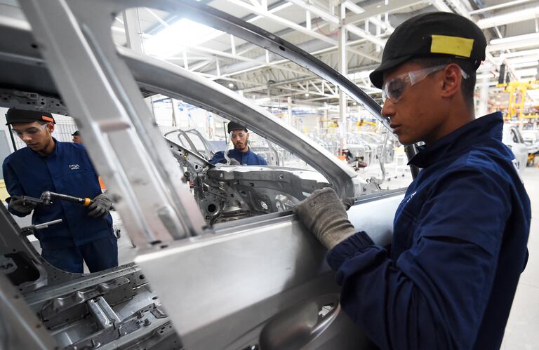 Un employé d'usine travaille sur une chaîne de montage de voitures à l'usine PSA de Kenitra, le 21 juin 2019.