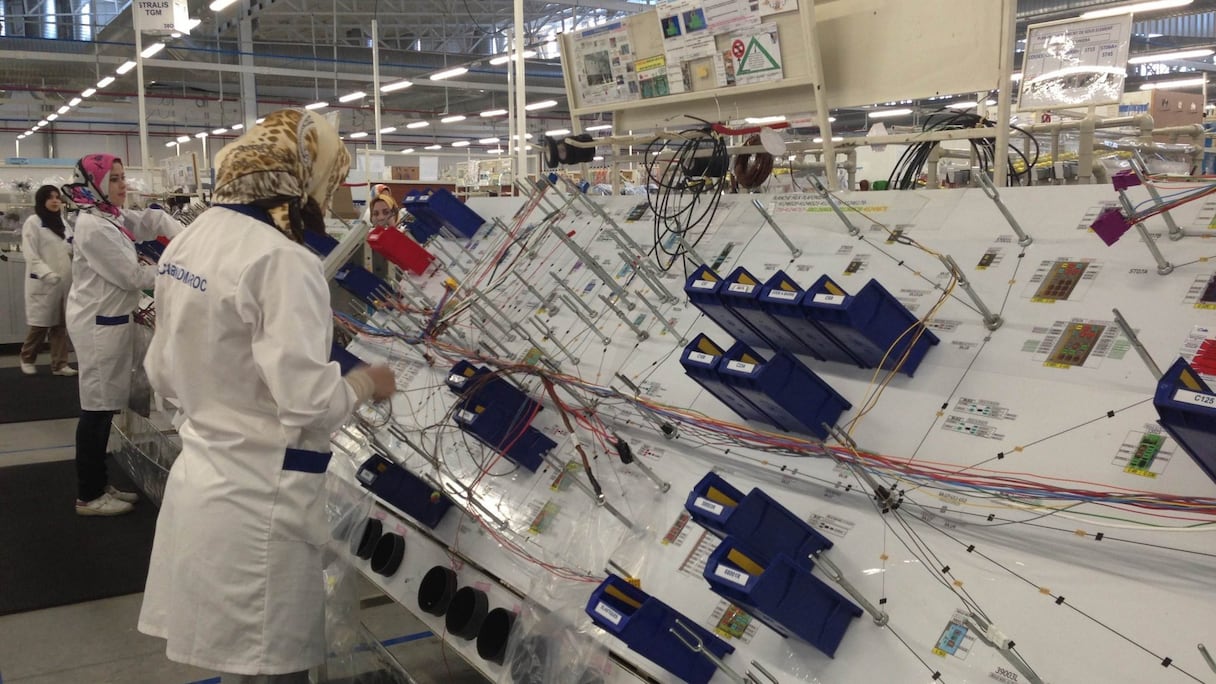 Une ligne de production de câblage électrique de l'usine du groupe Sumitomo à Ain Harrouda, près de Casablanca.
