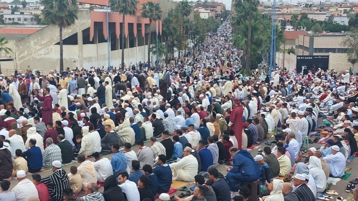 Tôt ce matin à Casablanca,  des milliers de fidèles sont rendus à la mosquée pour accomplir la prière de Aïd Al-Fitr. 
