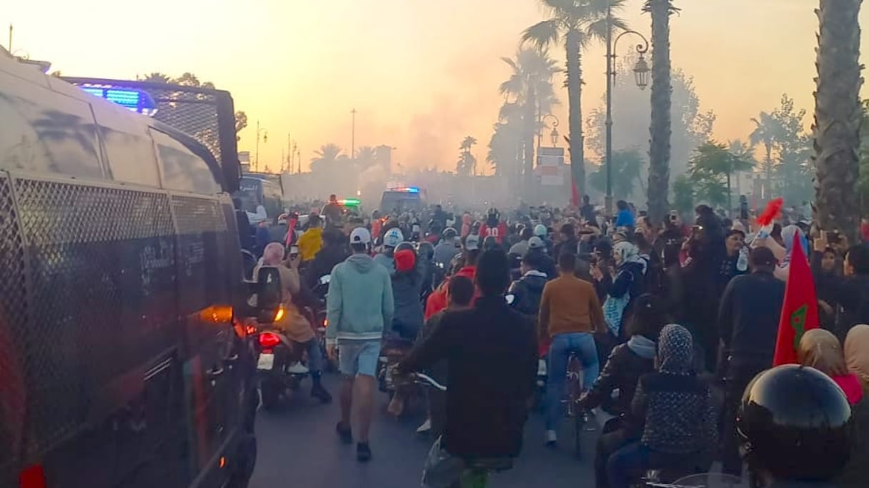 Les supporters accueillent les Lions de l'Atlas de retour de la Coupe du monde Qatar 2022, à leur arrivée à Rabat, mardi 20 décembre.
