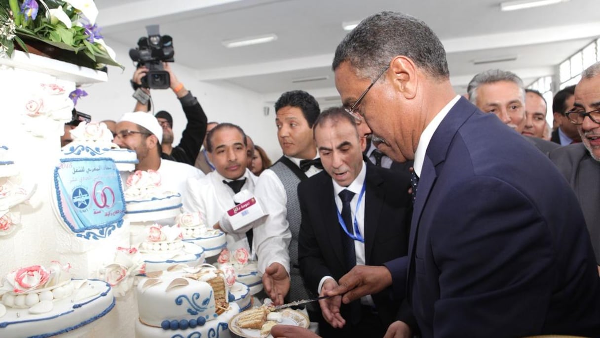 Miloudi Moukharik découpant le gâteau du soixantième anniversaire de la création de l’UMT.
