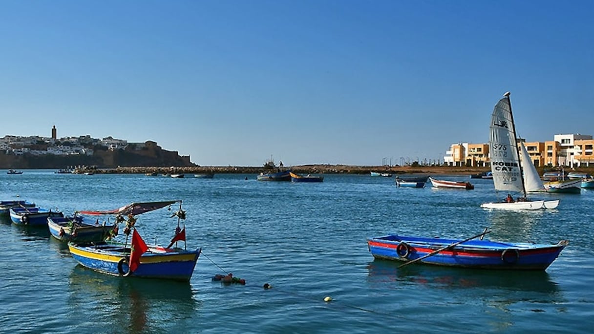 Long de 240 kilomètres, l'oued Bouregreg prend sa source dans le Moyen Atlas, sur le jbel Mtourzgane, à 1.627 mètres d'altitude, et se jette dans l'océan Atlantique entre la cité séculaire de Salé, au nord, et la capitale, Rabat, au sud.
