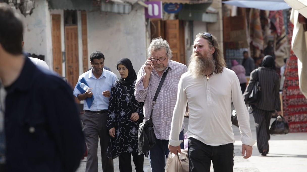 Robert Plant s'est rendu, jeudi après-midi, dans la médina de Rabat, avec l'un des Sensational Space Shifters! Pour y faire du Shopping, comme toutes les autres stars? Pas du tout. Lui ne se prend pas pour une star, considère ce pays comme le sien et...
