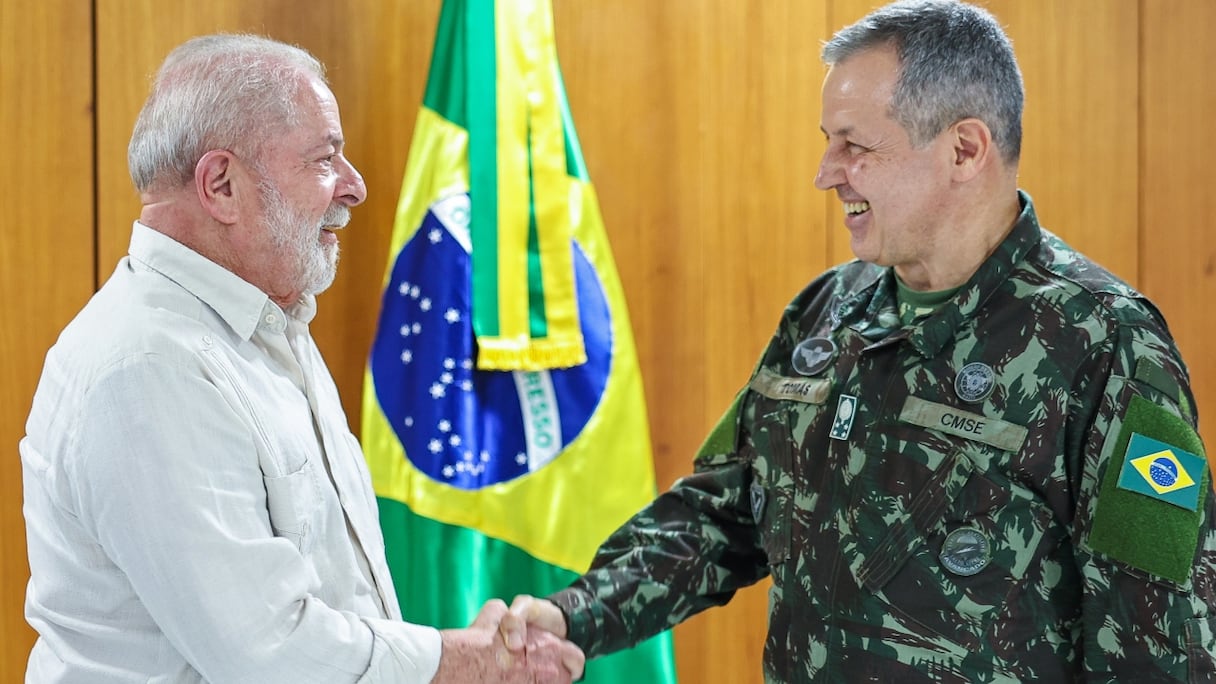 Le président brésilien Luiz Inacio Lula da Silva serrant la main du nouveau chef de l'armée, le général Tomas Ribeiro Paiva, à Brasilia, le 21 janvier 2023. 
