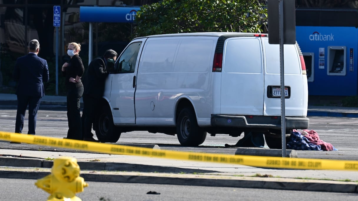 Un enquêteur regarde par la fenêtre d'une camionnette, où le corps sans vie du tueur présumé de l'attentat du Nouvel An lunaire en Californie a été retrouvé, le 22 janvier 2023.
