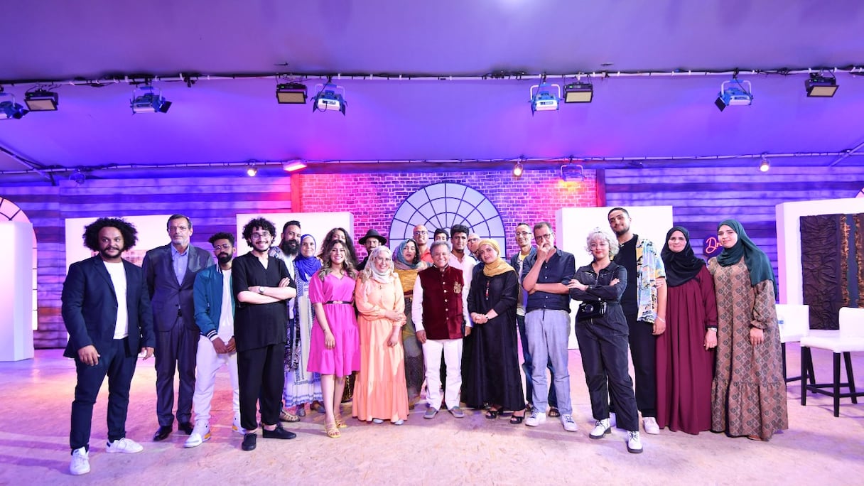 Mehdi Qotbi, président de la Fondation Nationale des Musées (FNM) pose pour une photo, entouré de l'ensemble des participants à l'émission «Dream Artist», sur le plateau de tournage de l'émission finale, diffusée le 21 novembre 2022 sur 2M. 
