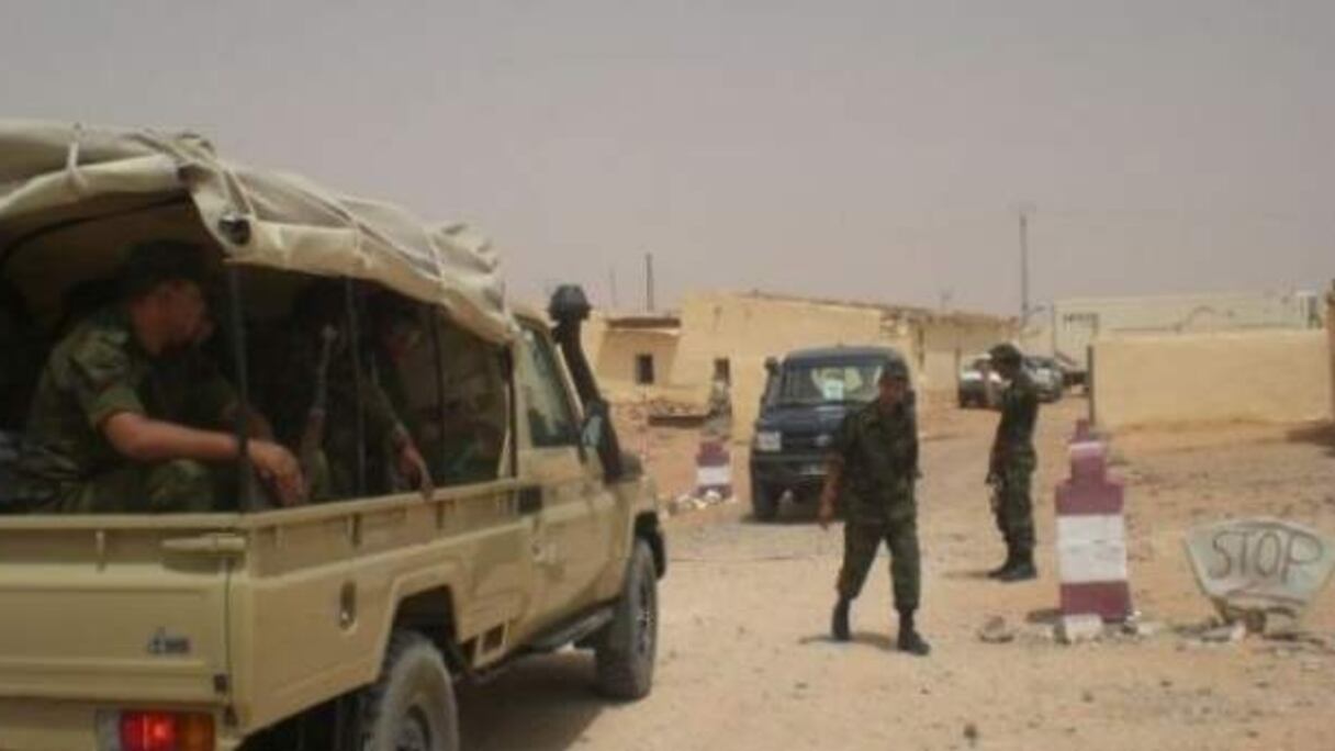 Des éléments du Polisario surveillant un point d'accès à Rabbouni.
