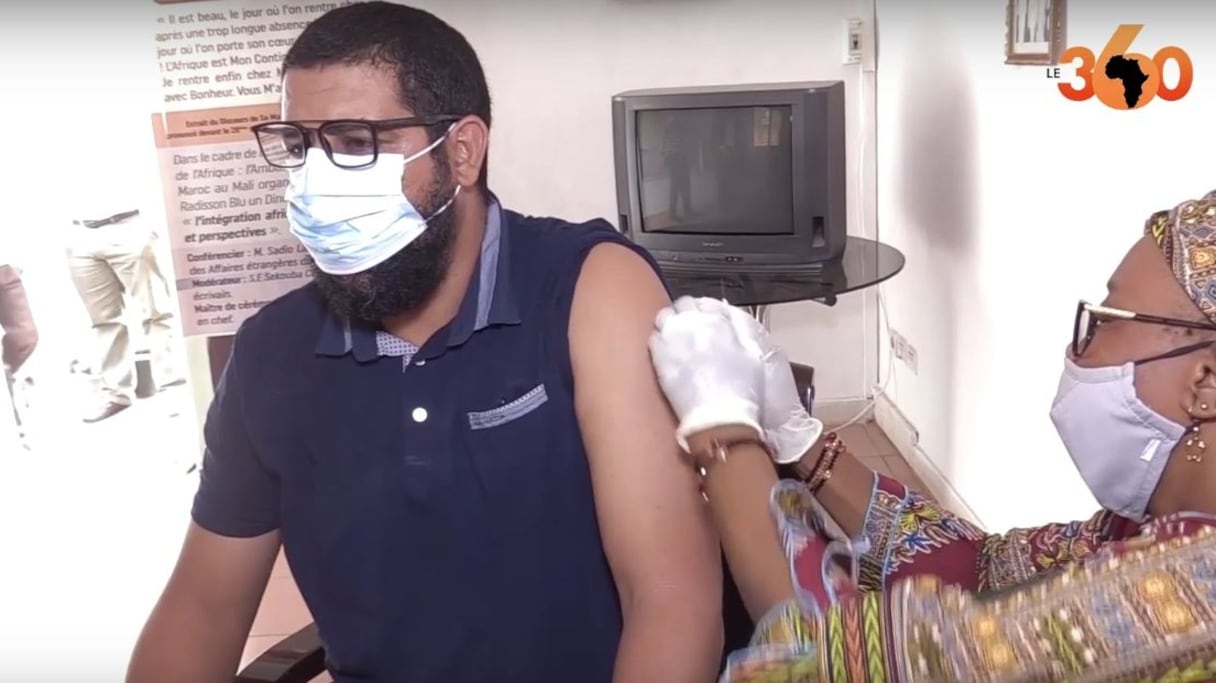 A Bamako, un ressortissant marocain reçoit une dose de vaccin anti-covid-19, à l'initiative de l'ambassade du Maroc au Mali.
