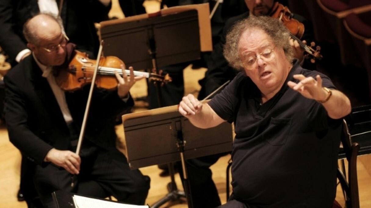 Le chef d'orchestre américain James Levine avec l'orchestre symphonique de Boston, lors d'une répétition en septembre 2007 à Paris
