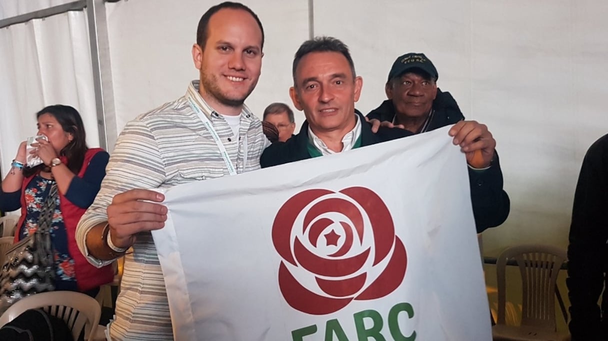 Le député du parlement régional basque, Iñigo Martínez Zatón (à gauche), s'est déplacé dernièrement en Colombie, pour apporter son soutien aux Forces armées révolutionnaires de Colombie (FARC, mouvement narco-terroriste). 
