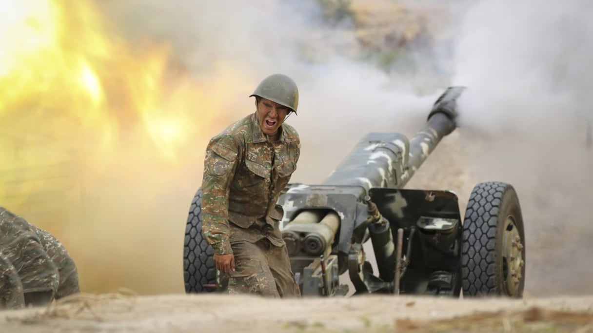 Un soldat arménien met à feu un canon en direction des positions de l’Azerbaïdjan.
