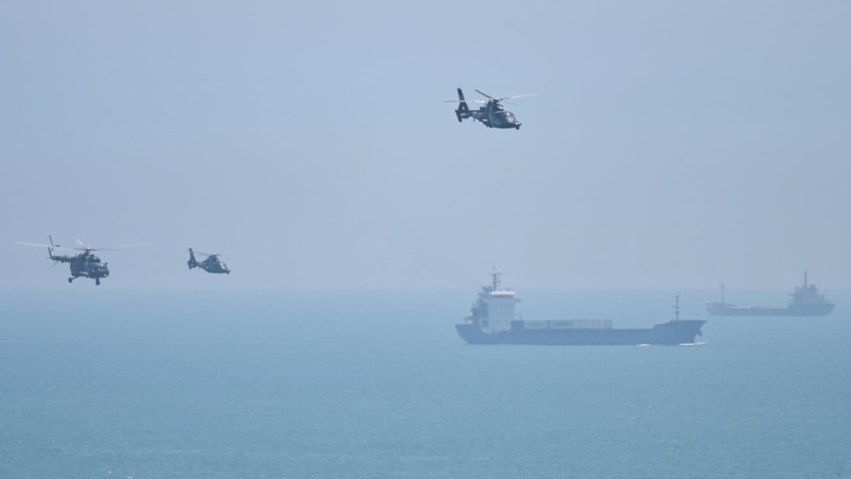 Des hélicoptères militaires chinois survolent l'île de Pingtan, l'un des points les plus proches de la Chine continentale depuis Taïwan, dans la province du Fujian le 4 août 2022.
