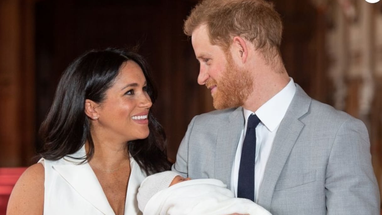 Le duc et la duchesse de Sussex, lors de la présentation de leur fils Archie Mountbatten-Windsor aux médias du Royaume-Uni, à Londres, le 6 juillet 2019.  
