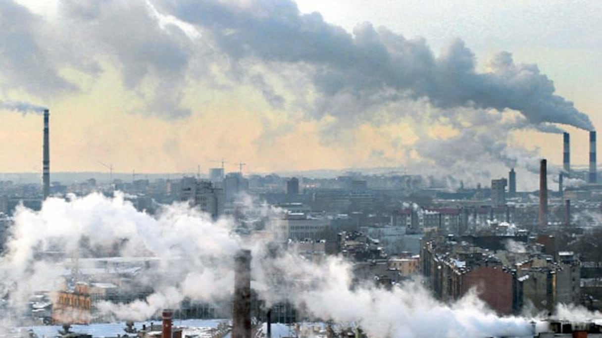 La ville de Casablanca sous les fumées polluantes.
